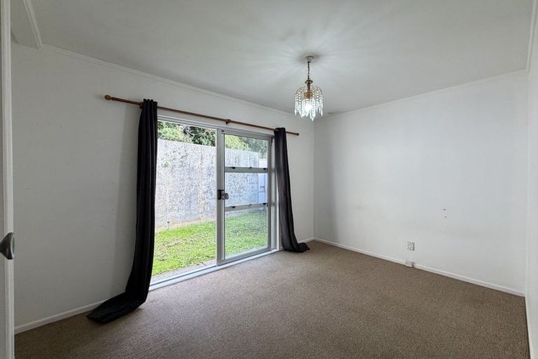 Photo of property in 33 Omega Street, Newlands, Wellington, 6037