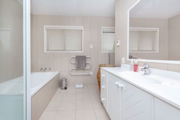 Photo of property in 5 Mccrystal Avenue, Bucklands Beach, Auckland, 2012