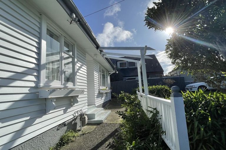 Photo of property in 9 Robert Street, Newlands, Wellington, 6037