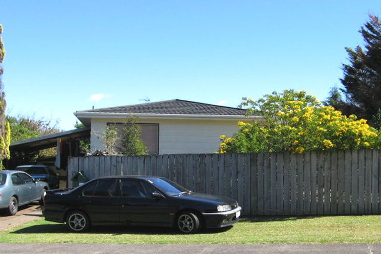 Photo of property in 17 St Catherine Crescent, West Harbour, Auckland, 0618