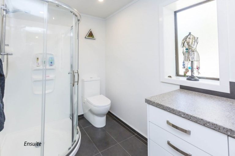 Photo of property in 24c Chatsworth Road, Silverstream, Upper Hutt, 5019