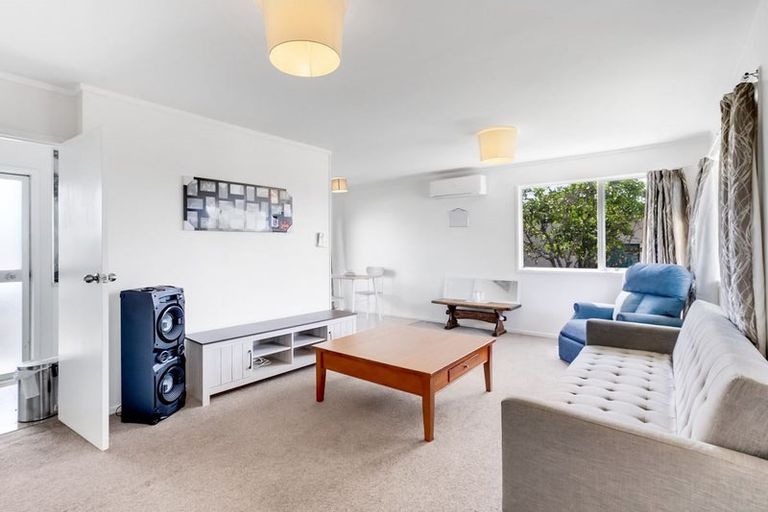 Photo of property in 2/15 Frobisher Way, Clendon Park, Auckland, 2103