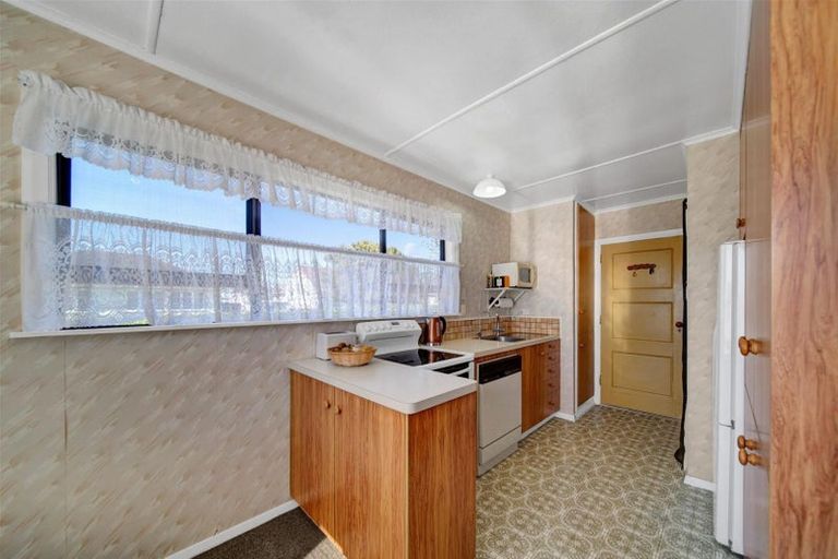 Photo of property in 1 Robbins Crescent, Hawera, 4610