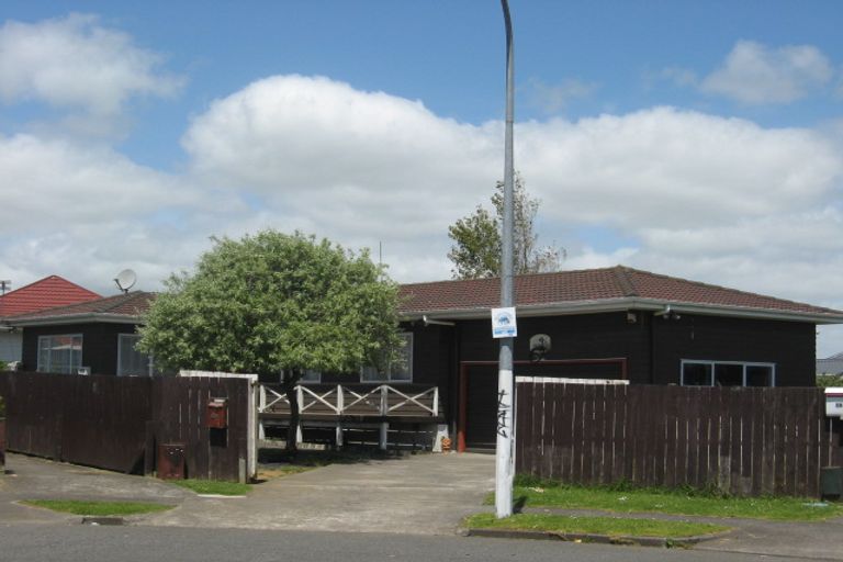 Photo of property in 24 Dungarvon Place, Clendon Park, Auckland, 2103