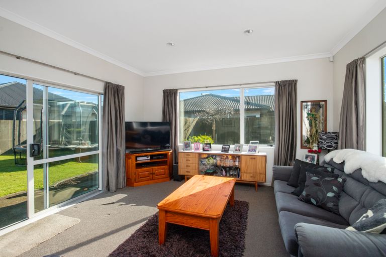 Photo of property in 19 Magnolia Drive, Waiuku, 2123