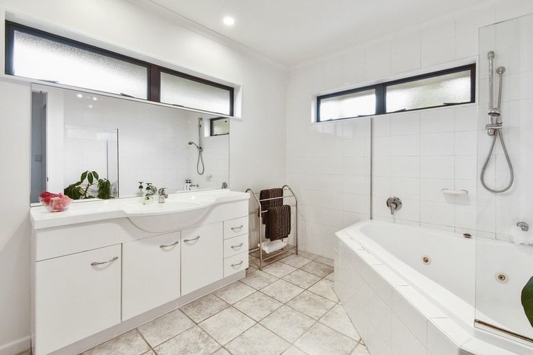 Photo of property in 16 Pat O'connor Place, Manurewa, Auckland, 2105