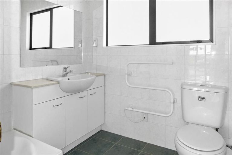 Photo of property in 86a Rosewarne Crescent, Glendene, Auckland, 0602