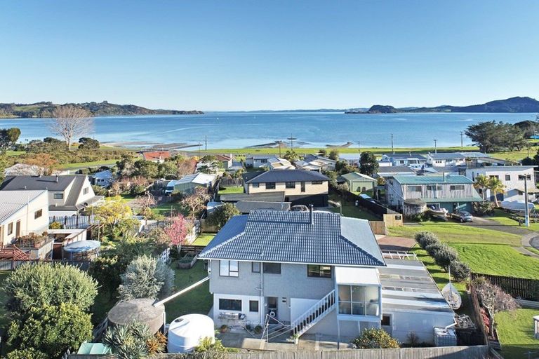 Photo of property in 8 Cottonwood Place, Kawakawa Bay, Papakura, 2585