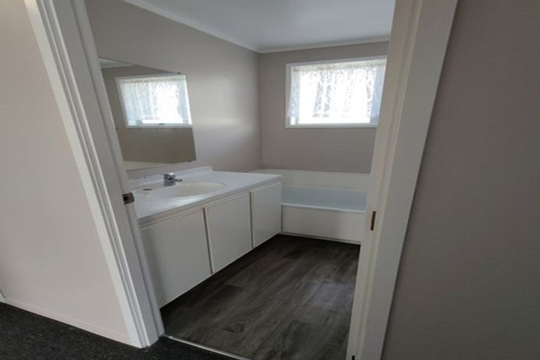 Photo of property in 20 Foyle Place, Glendene, Auckland, 0602