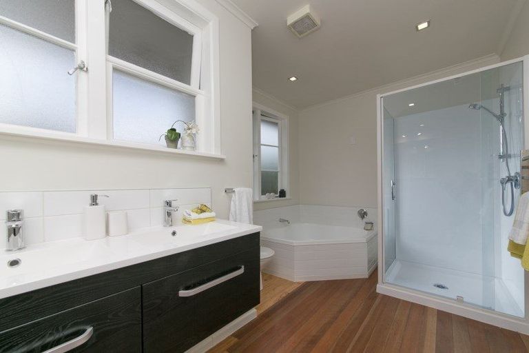 Photo of property in 15 Westall Road, New Lynn, Auckland, 0600