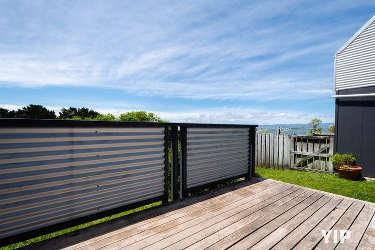 Photo of property in 7c Cheyne Walk, Newlands, Wellington, 6037