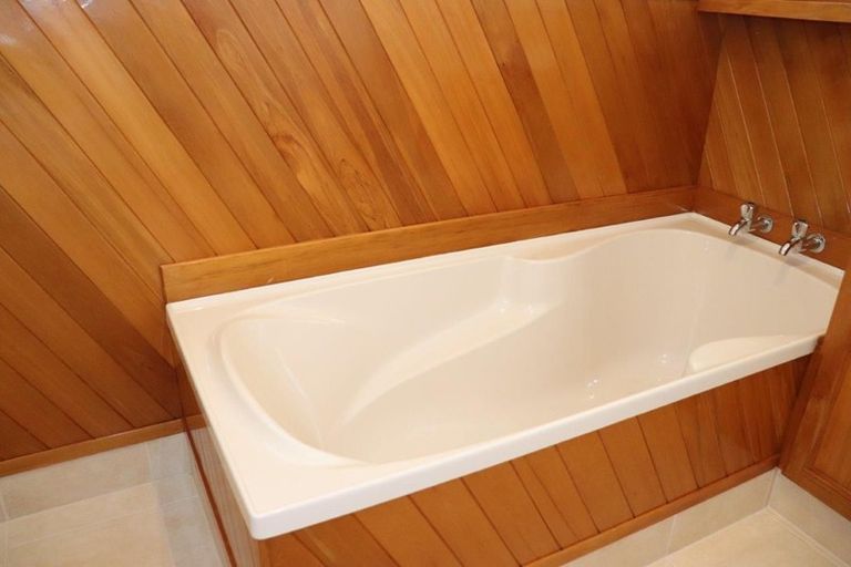 Photo of property in 547 Glenfield Road, Glenfield, Auckland, 0629