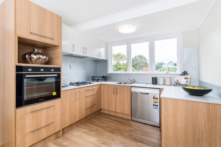 Photo of property in 75 Selwyn Crescent, Forrest Hill, Auckland, 0620