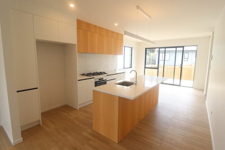 Photo of property in 18b Edgware Road, West Harbour, Auckland, 0618
