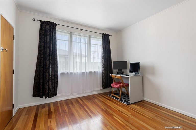 Photo of property in 22 Kenmore Street, Newlands, Wellington, 6037