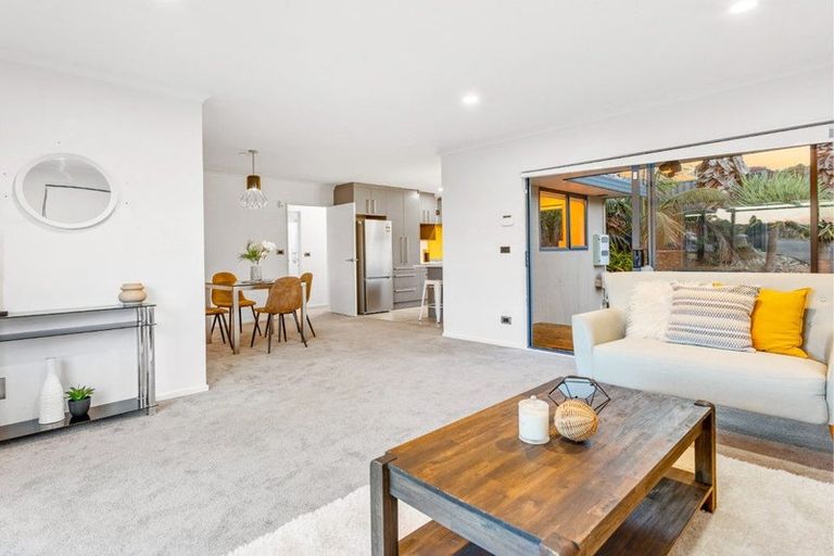 Photo of property in 21 Breenagh Place, Massey, Auckland, 0614