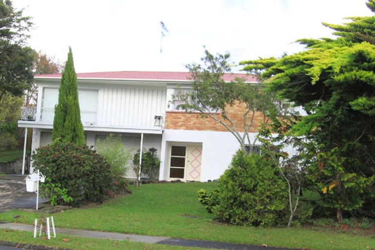 Photo of property in 17 Booralee Avenue, Botany Downs, Auckland, 2010