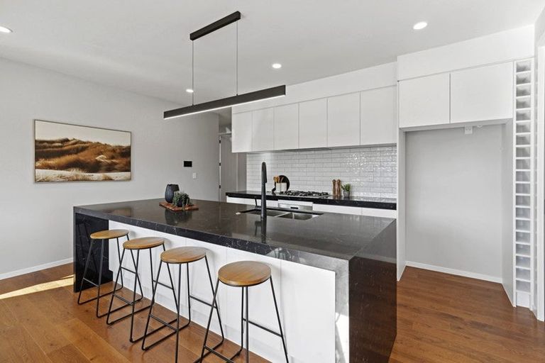 Photo of property in 11 Lewis Younie Road, Kumeu, 0810