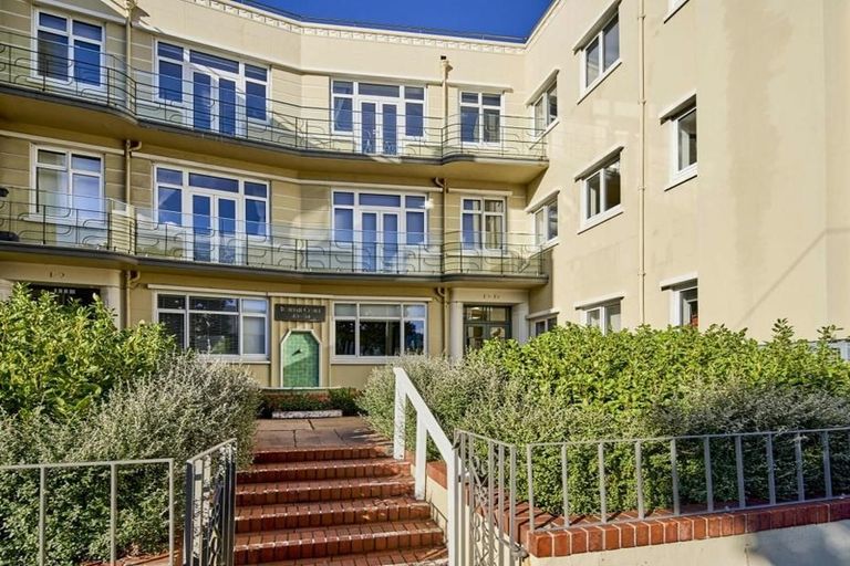 Photo of property in Fountain Court, 4/48 Oriental Parade, Oriental Bay, Wellington, 6011