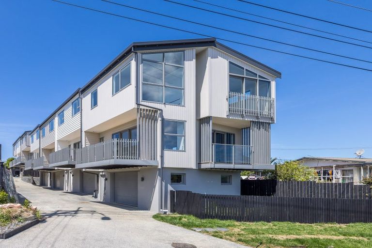 Photo of property in 1/94 Target Road, Totara Vale, Auckland, 0629