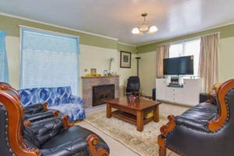 Photo of property in 86 Cobham Crescent, Kelston, Auckland, 0602