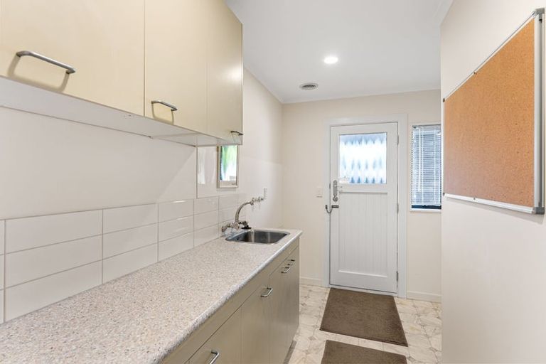 Photo of property in 2 Rosebank Grove, Waikanae, 5036