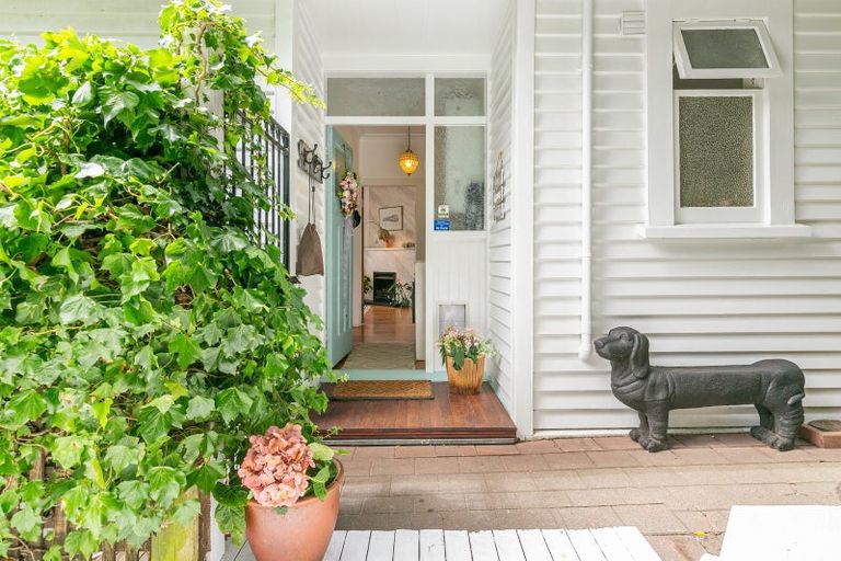 Photo of property in 13 Hungerford Road, Lyall Bay, Wellington, 6022