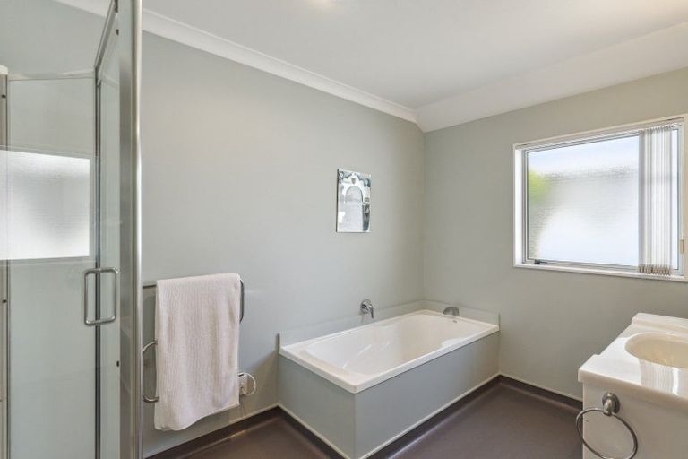 Photo of property in 43 Quadrant Heights, Paraparaumu, 5032