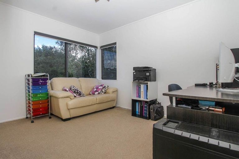 Photo of property in 1/2 Fernlea Rise, Bayview, Auckland, 0629