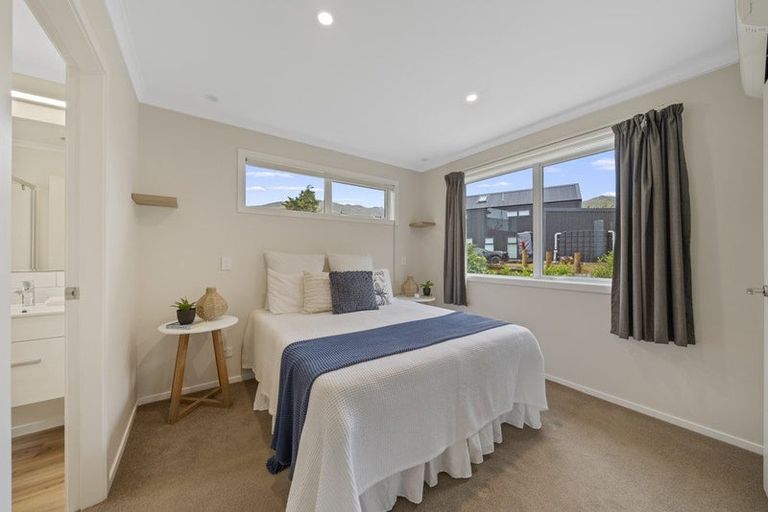 Photo of property in 49a Raroa Terrace, Tawa, Wellington, 5028