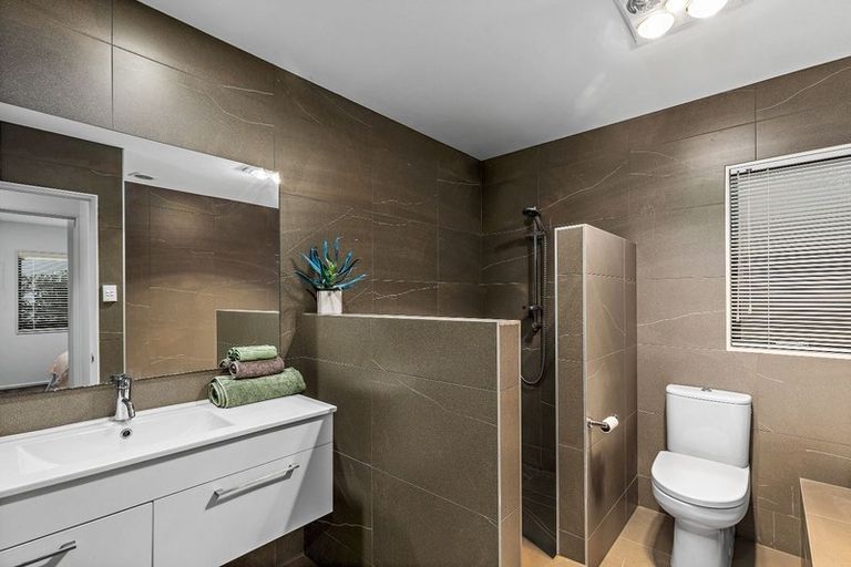 Photo of property in 23 Kerlin Crescent, West Harbour, Auckland, 0618