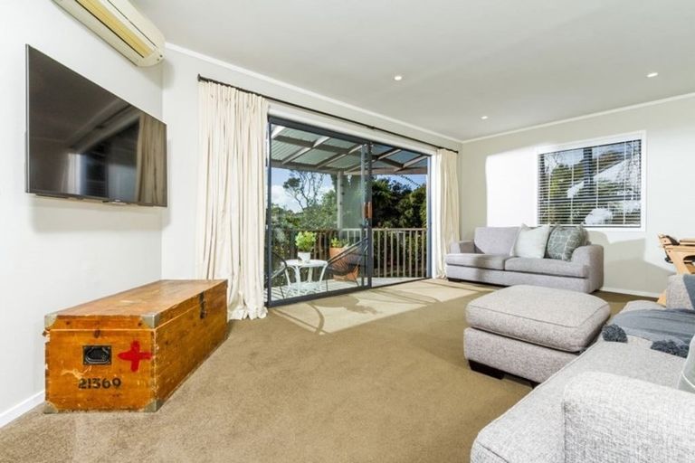 Photo of property in 1/28 Capilano Place, Glenfield, Auckland, 0629