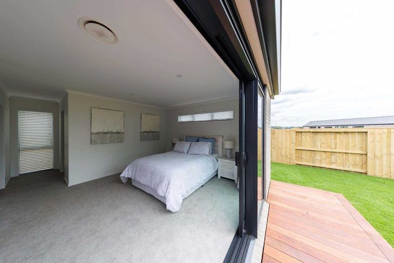 Photo of property in 32 Te Piriti Road, One Tree Point, 0118