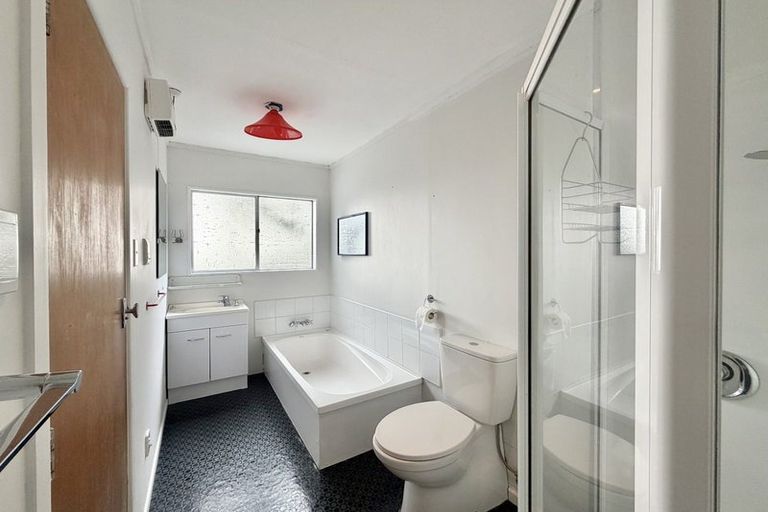 Photo of property in 33 Omega Street, Newlands, Wellington, 6037
