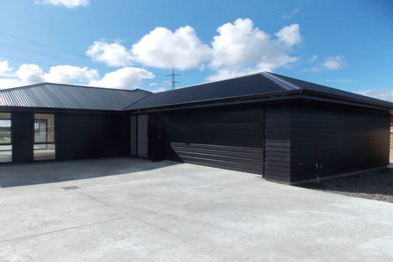 Photo of property in 18 Sardinia Grove, Fitzherbert, Palmerston North, 4410