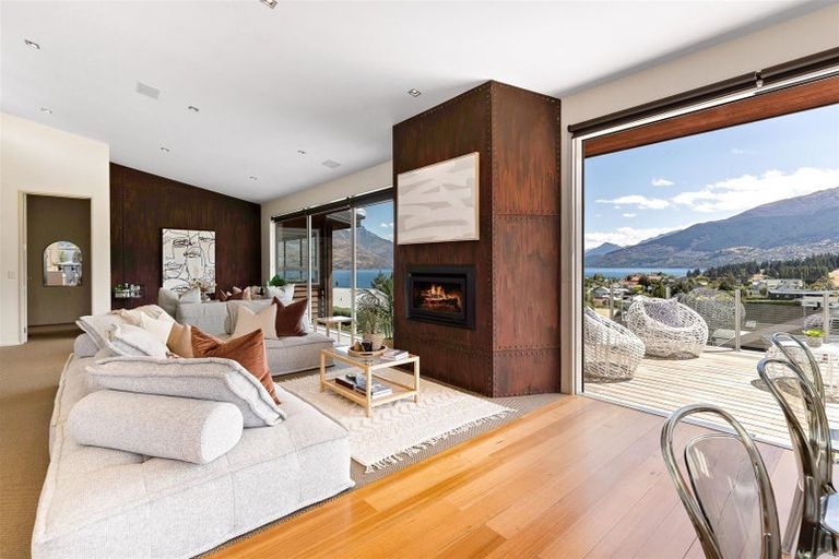 Photo of property in 17 Poplar Drive, Kelvin Heights, Queenstown, 9300