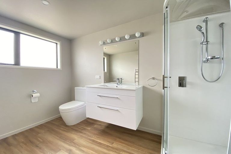 Photo of property in 127 Wynyard Crescent, Fernhill, Queenstown, 9300