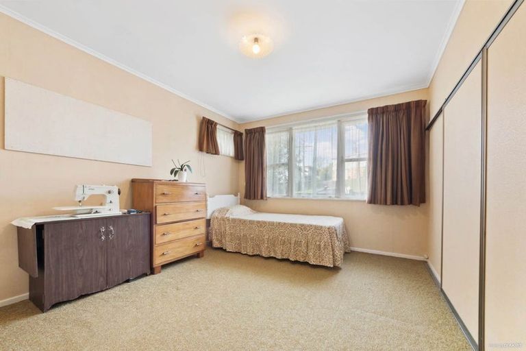 Photo of property in 5 Barron Drive, Green Bay, Auckland, 0604