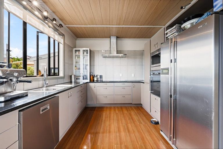 Photo of property in 19 Constable Lane, West Harbour, Auckland, 0618