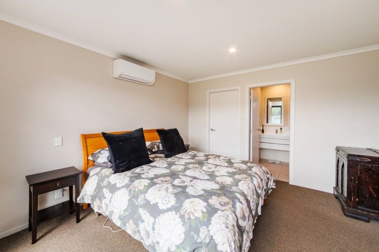 Photo of property in 16 Lorenzo Place, Kelvin Grove, Palmerston North, 4414