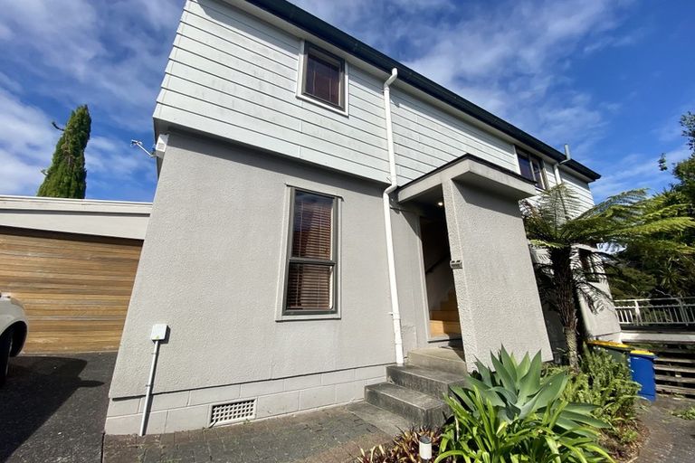 Photo of property in 2/22 Tree View Avenue, Glenfield, Auckland, 0629