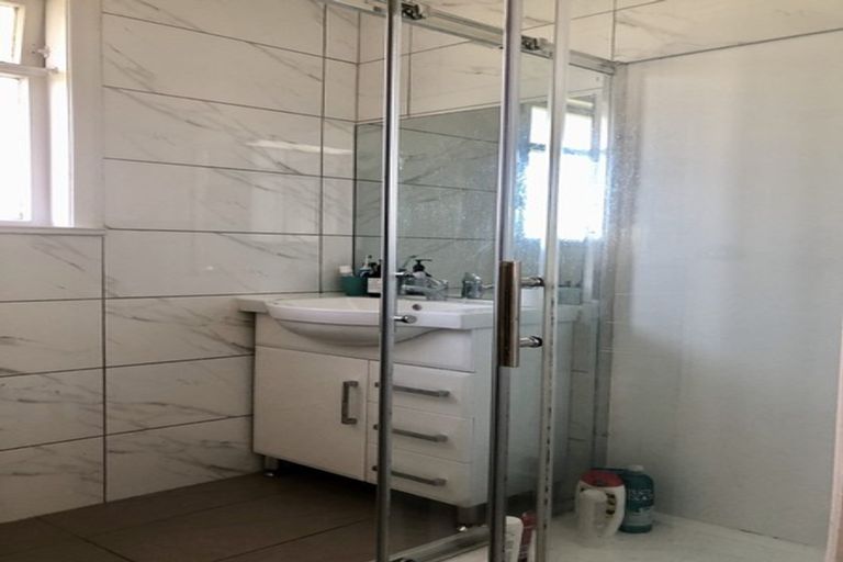 Photo of property in 11 Valdale Road, Henderson, Auckland, 0610