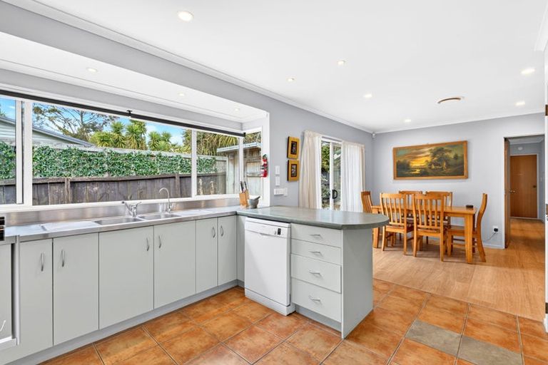 Photo of property in 21a Savoy Road, Glen Eden, Auckland, 0602