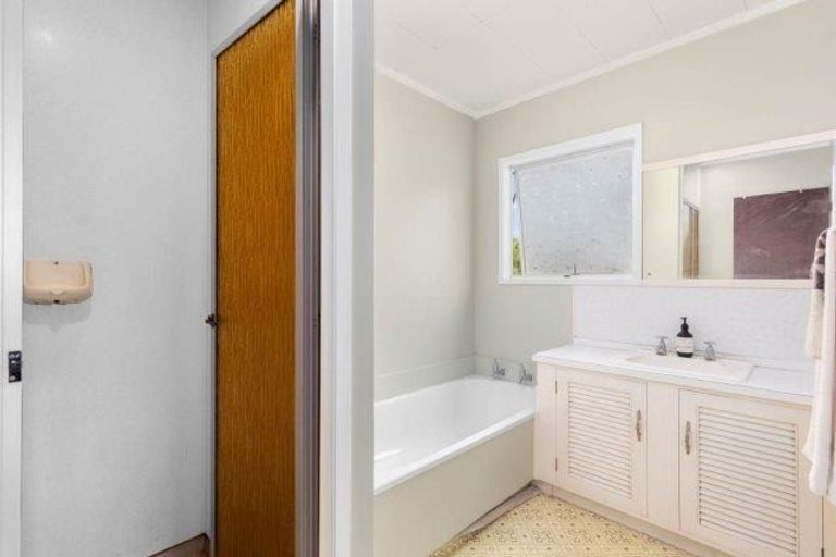 Photo of property in 13 Banksia Place, Goodwood Heights, Auckland, 2105