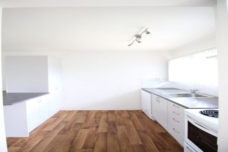 Photo of property in 2/587 Glenfield Road, Totara Vale, Auckland, 0629