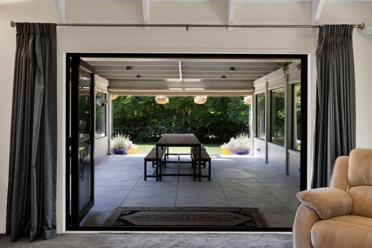 Photo of property in 48 Kairau Road West, Sentry Hill, New Plymouth, 4373