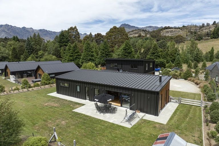 Photo of property in 43 Peregrine Falcon Road, Mount Creighton, Queenstown, 9371
