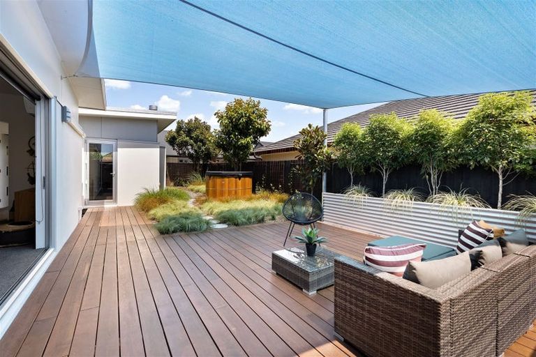 Photo of property in 11 Linkwater Way, Parklands, Christchurch, 8083