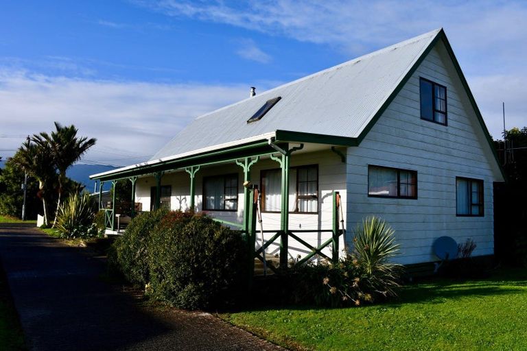 Photo of property in 27 Wharf Road, Karamea, 7893