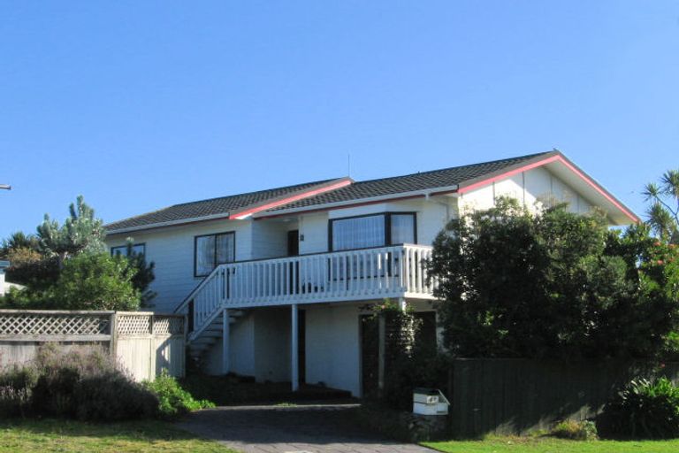 Photo of property in 4b Freyberg Crescent, Waikanae Beach, Waikanae, 5036